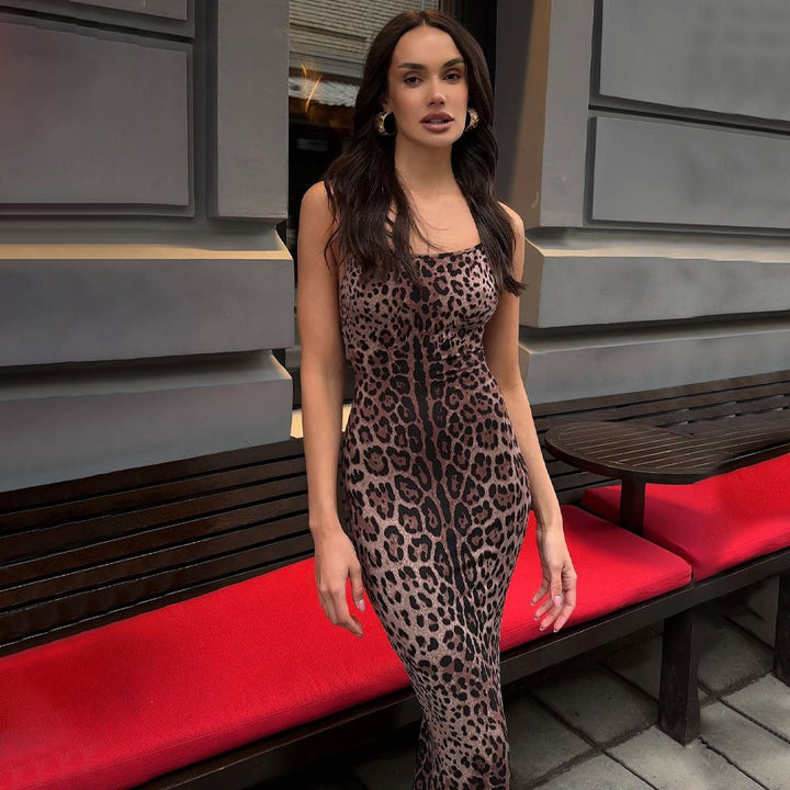 Dame figursyet leopardmønster maxikjole med asymmetrisk kant Stilla