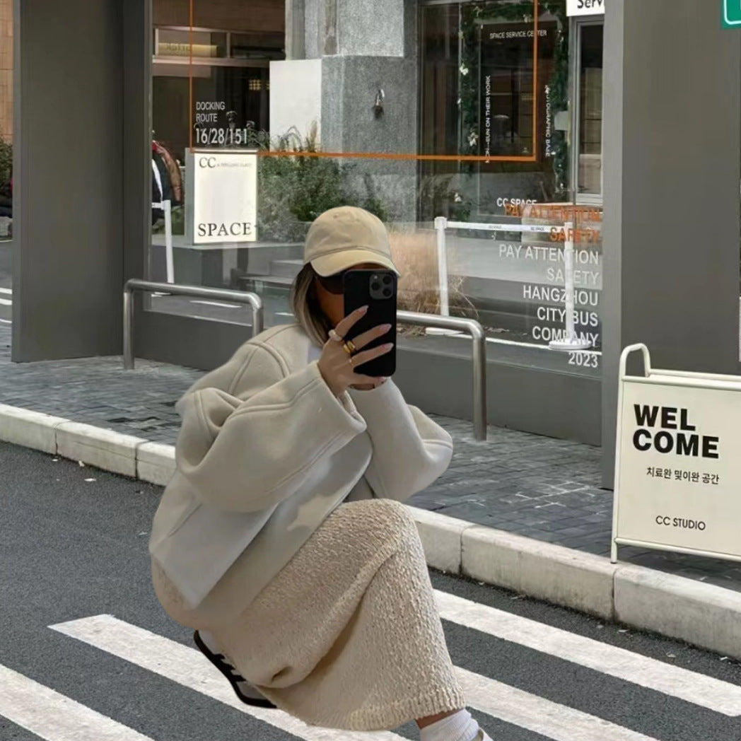 Dame oversized overgangsjakke i minimalistisk design med voluminøse ærmer og struktureret overmateriale Stilla