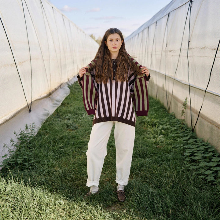 Kvinders stripet oversized sweater med knaplukning og dyb V-hals Stilla