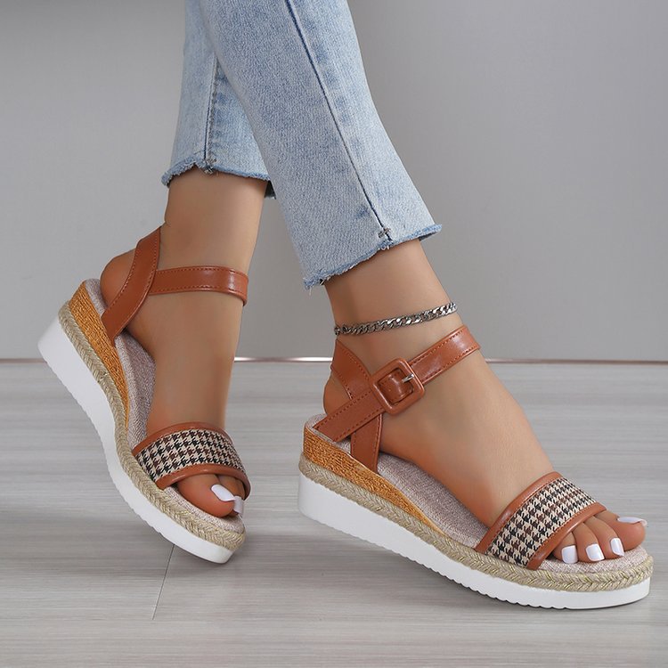 Dame Plateau-sandaler med justerbar rem og fashionable dekorativt mønster Stilla