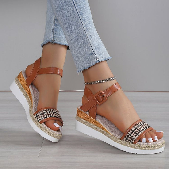 Dame Plateau-sandaler med justerbar rem og fashionable dekorativt mønster Stilla