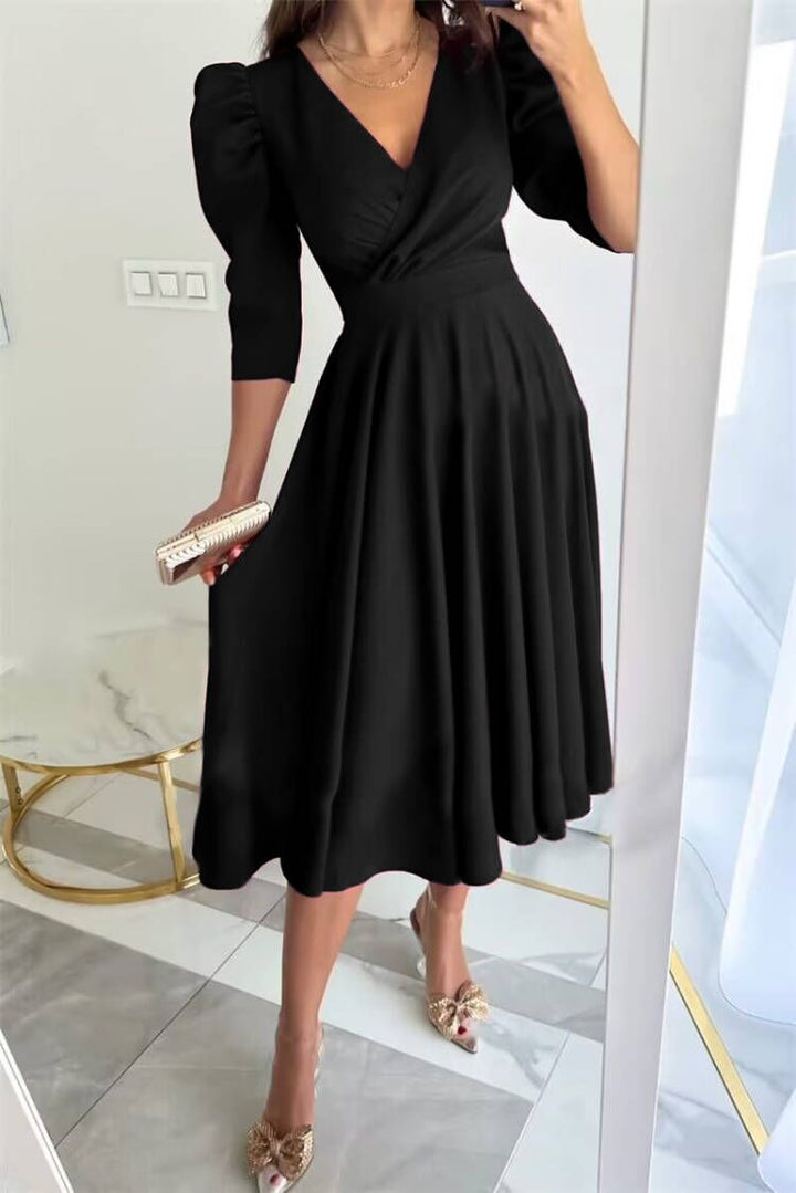 Dame wrap kjole med elegant V-hals og figursyet silhuet Stilla