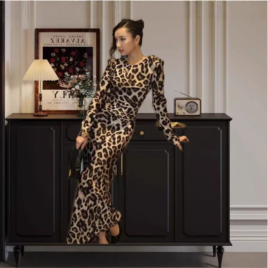 Dame maxikjole med figursyet snit og elegant leopardmønster Stilla