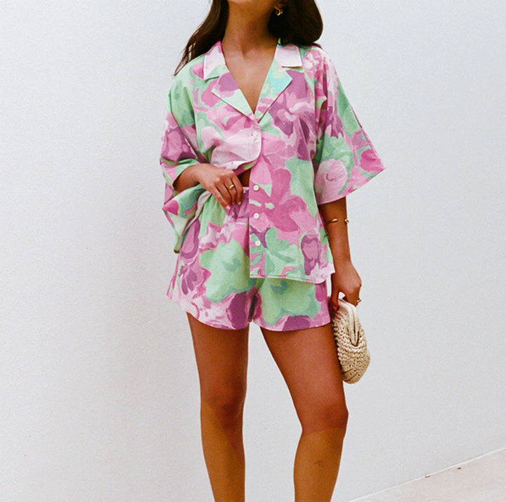 Dame afslappet sæt bestående af oversized bluseoverdel og shorts med blomstermønster Stilla