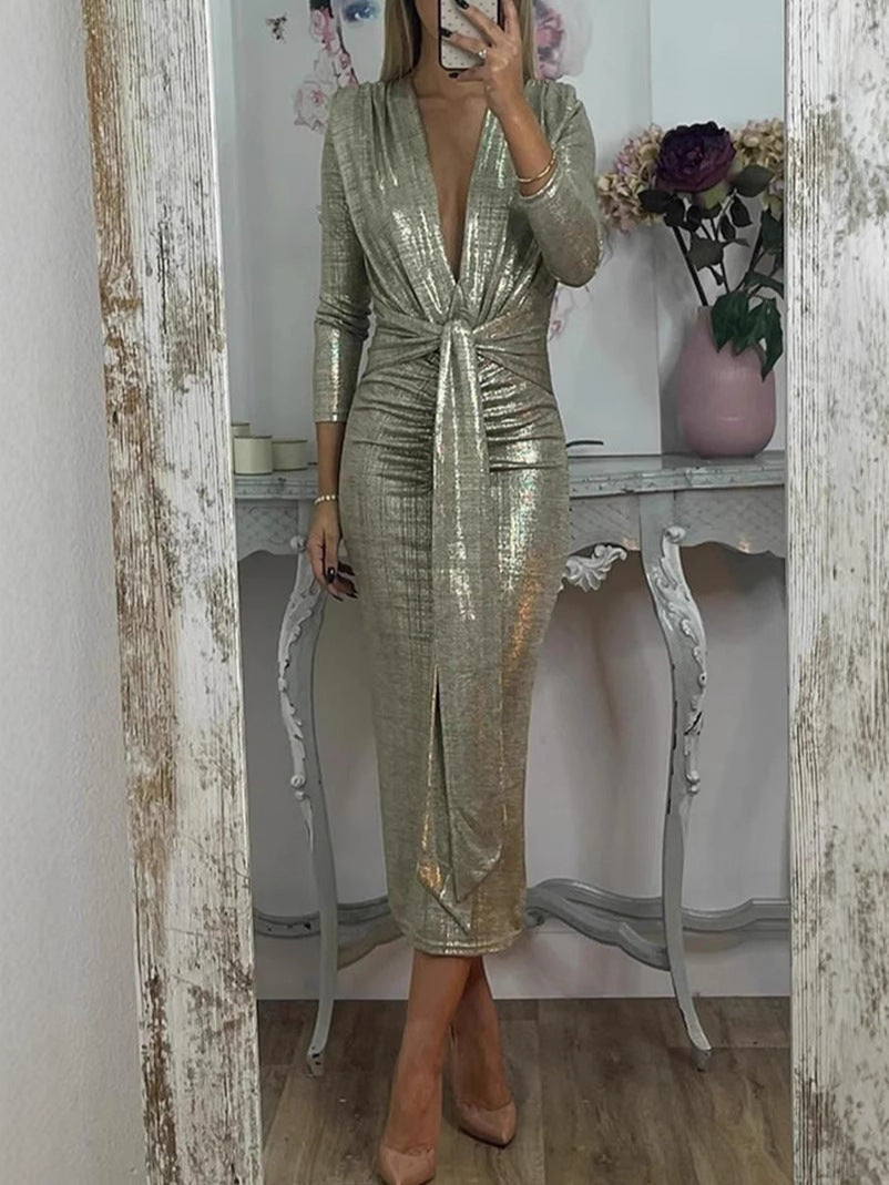Dame elegant midi-kjole med dyb V-halsudskæring og skinnende materiale Stilla