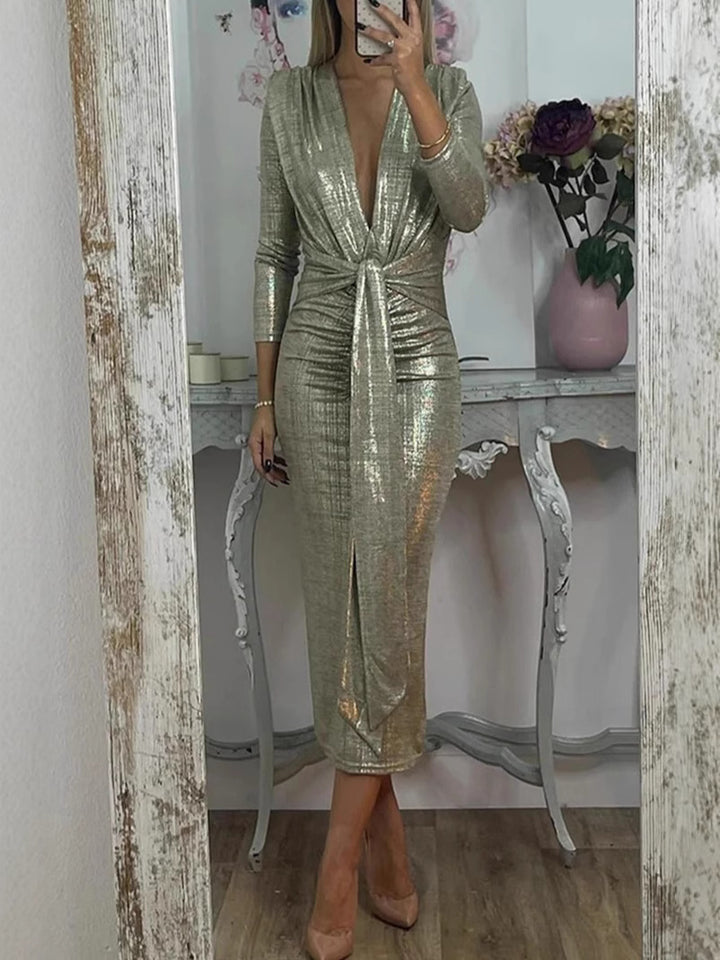 Dame elegant midi-kjole med dyb V-halsudskæring og skinnende materiale Stilla
