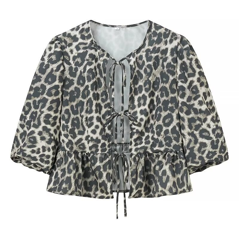 Damebluse med flæsedetaljer og snøre Stilla