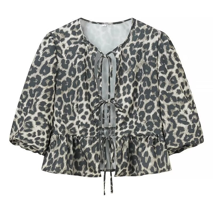Damebluse med flæsedetaljer og snøre Stilla