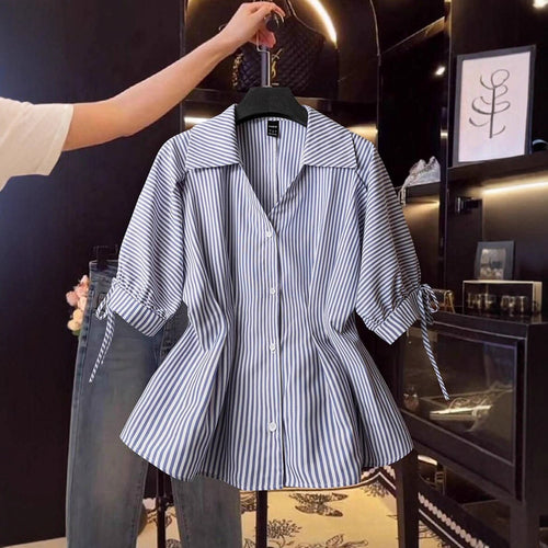 Damebluse med elegante flæse detaljer og moderne stribemønster Skovae