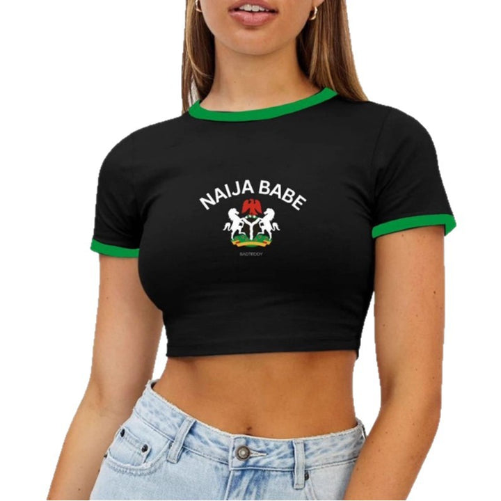 Dame Crop-Top med kreativt print og kontrastærmer Skovae