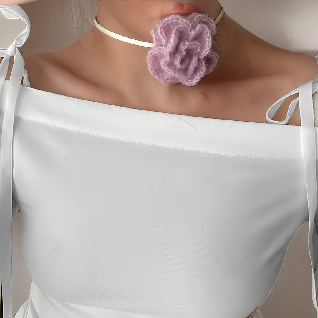 Damers elegante choker med blomsterdetaljer og satinvæddel Skovae