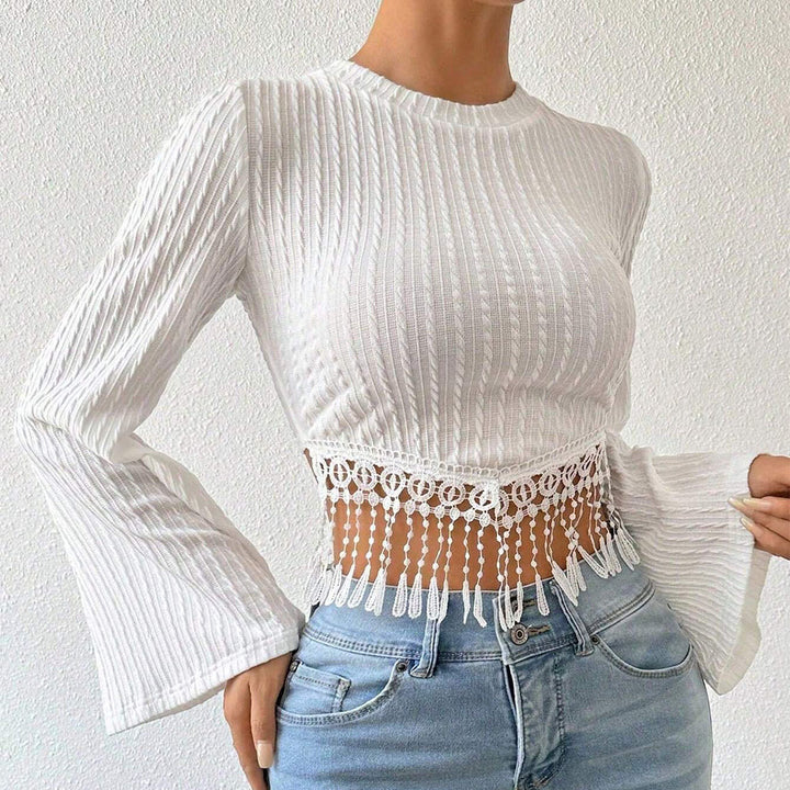 Kvinders elegante crop top med stilfulde trumpetærmer og blonder Stilla