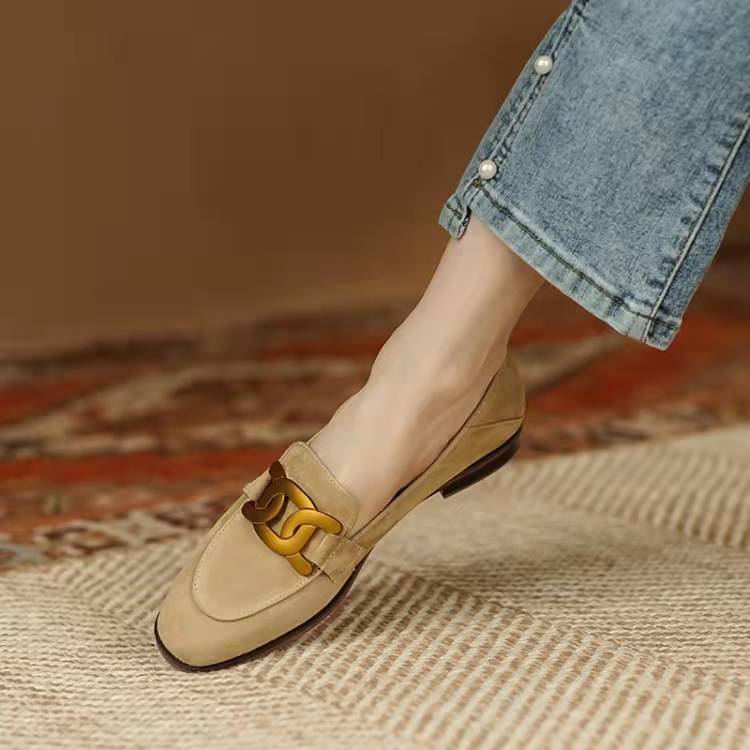 Femme elegant ruskinds slippers med dekorativ metal accent Stilla