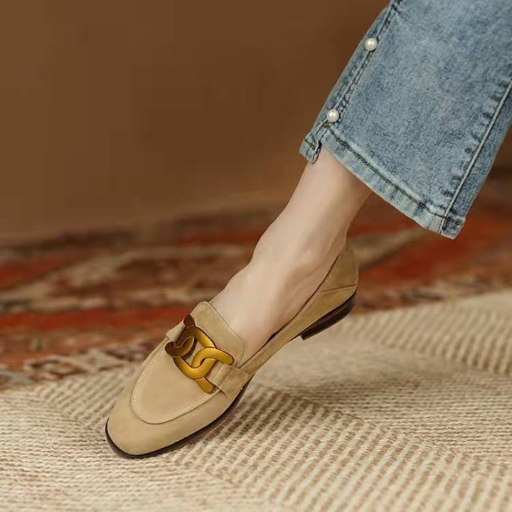 Femme elegant ruskinds slippers med dekorativ metal accent Stilla