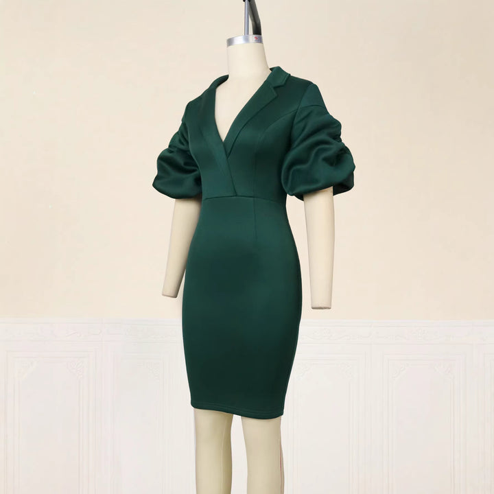 Dame figursyet kjole med elegante puffærmer Skovae