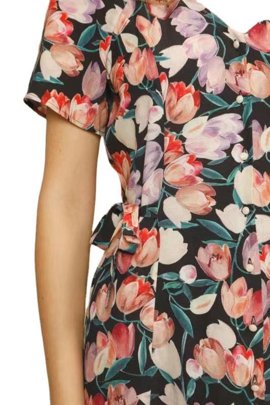 Dame omslagskjole i floral design med fashionable flæse detaljer Stilla