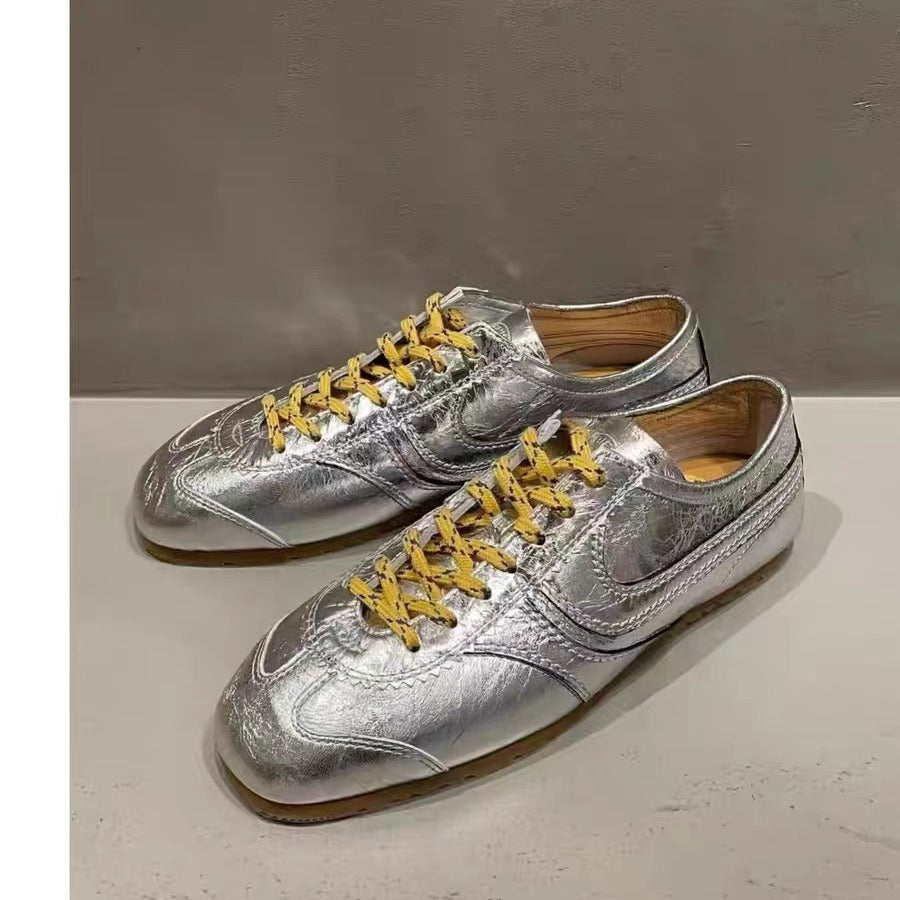 Herrer retro-inspirerede ruskinds snøresneakers med farverige accenter Stilla