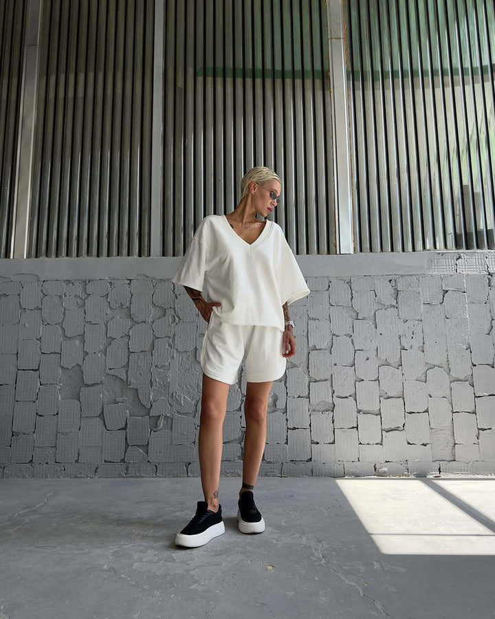Kvinders sporty fritidssæt med bred V-hals og løst fit
