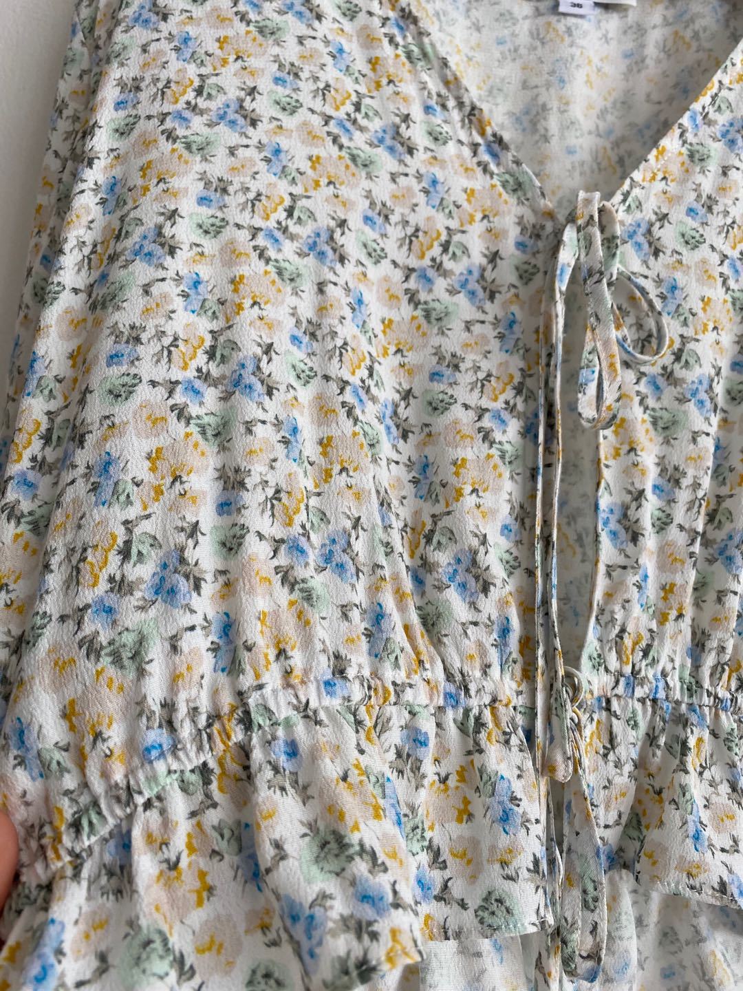 Dame luftig bluse med blomstret design og justerbar snor detalje Stilla