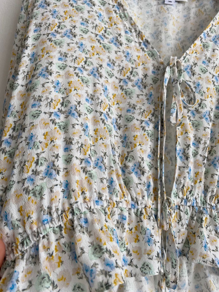 Dame luftig bluse med blomstret design og justerbar snor detalje Stilla