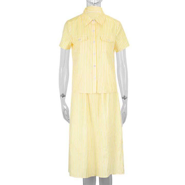 Dame maxikjole med trendy stribemønster og elegant knapliste Skovae