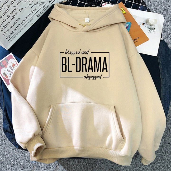 Kvinders hoodie med moderne statement print Skovae