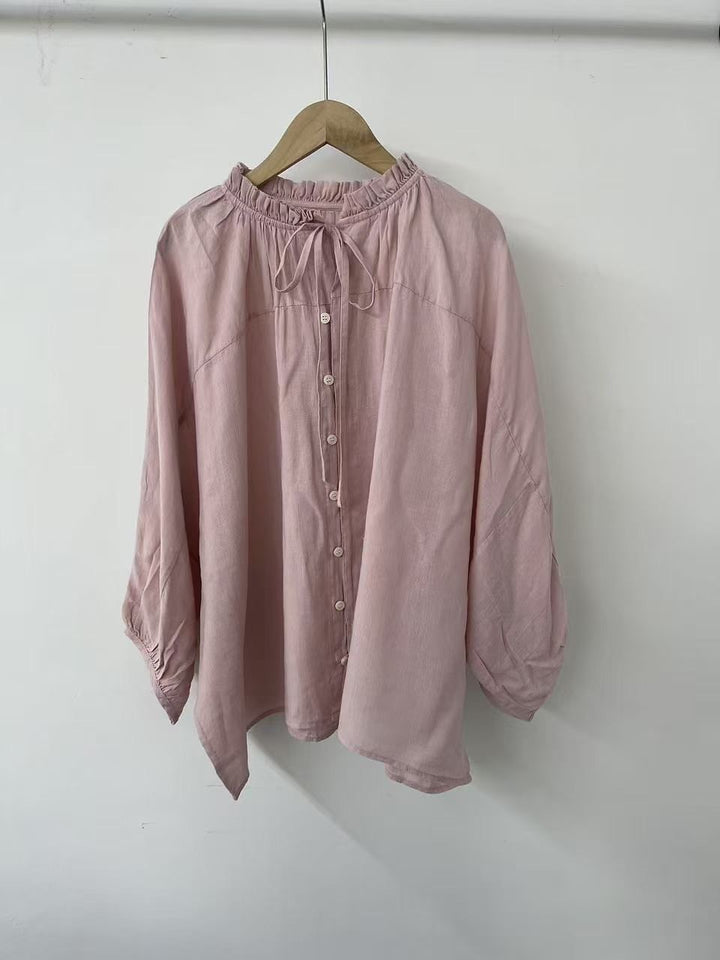 Femme Relaxed Fit Soft Button-Up Bluse med Rødfugleudskæring Stilla