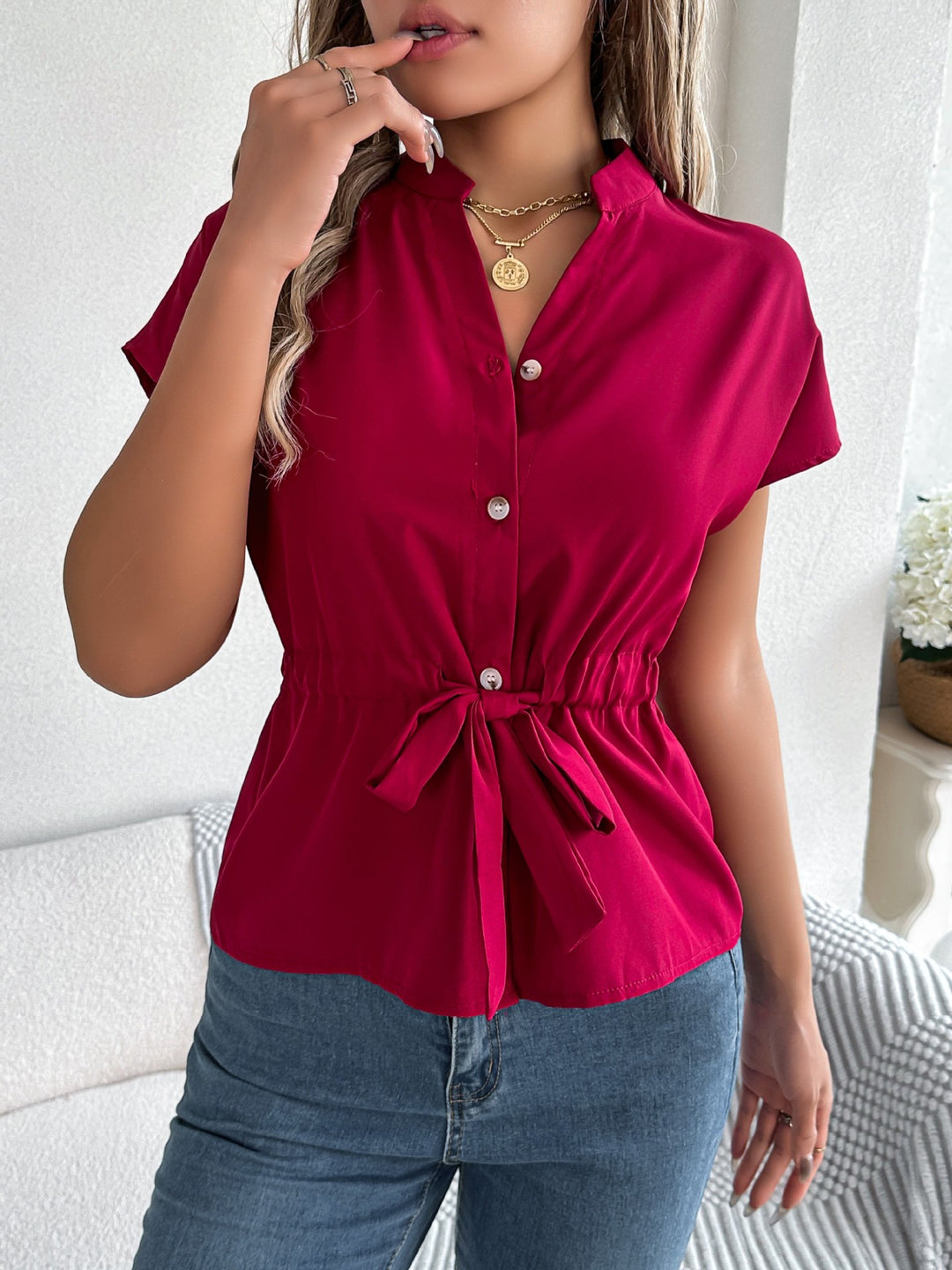 Damebluse med taljeret snøring og rynket design Stilla