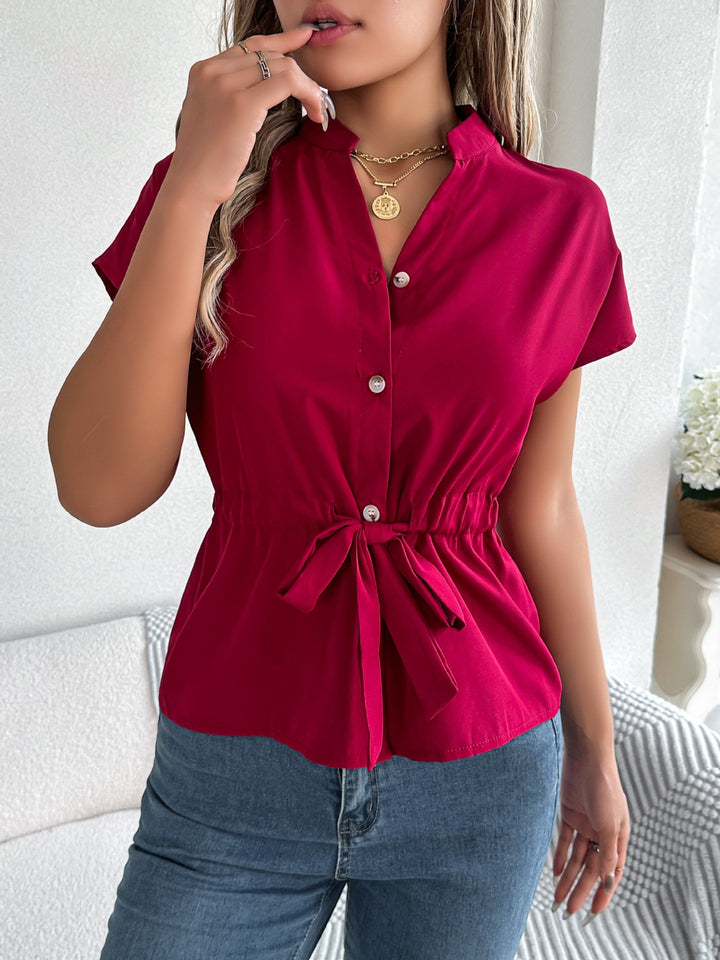 Damebluse med taljeret snøring og rynket design Stilla
