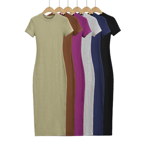 Dame tætsiddende midikjole med elegant ribmønster og svajende kant Stilla