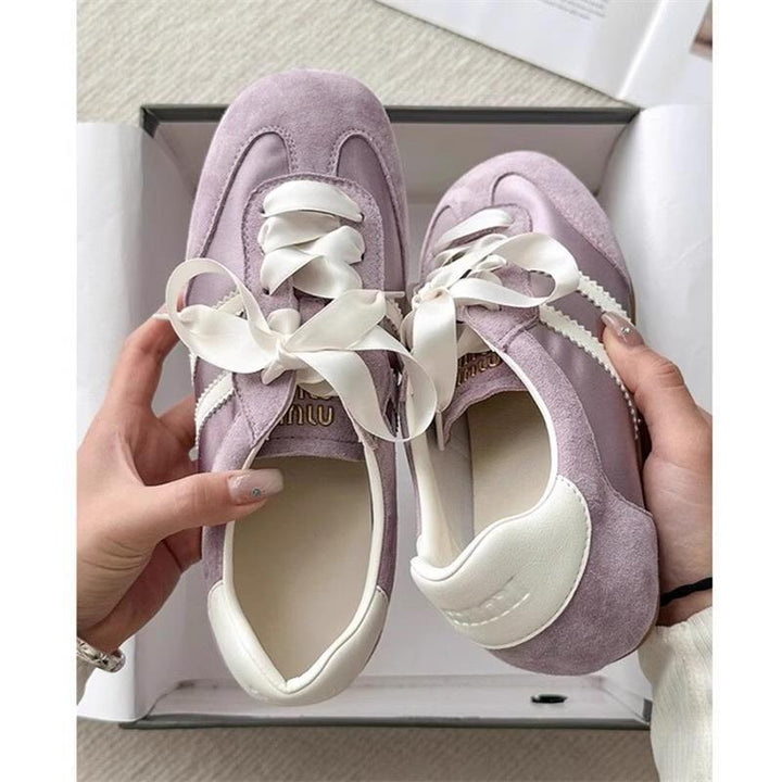 Dame Sneakers lavet af høj kvalitet ruskind med stilfulde satin snørebånd og skridsikker sål Stilla