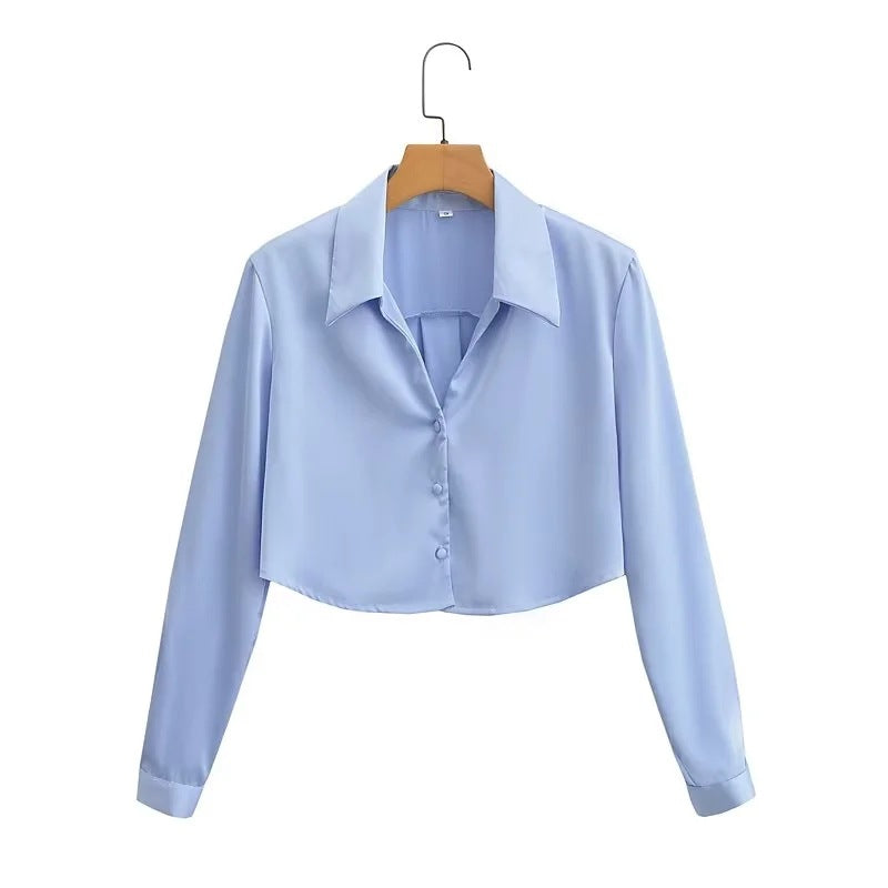 Dame cropped bluse med elegant krave og knapdetaljer Stilla