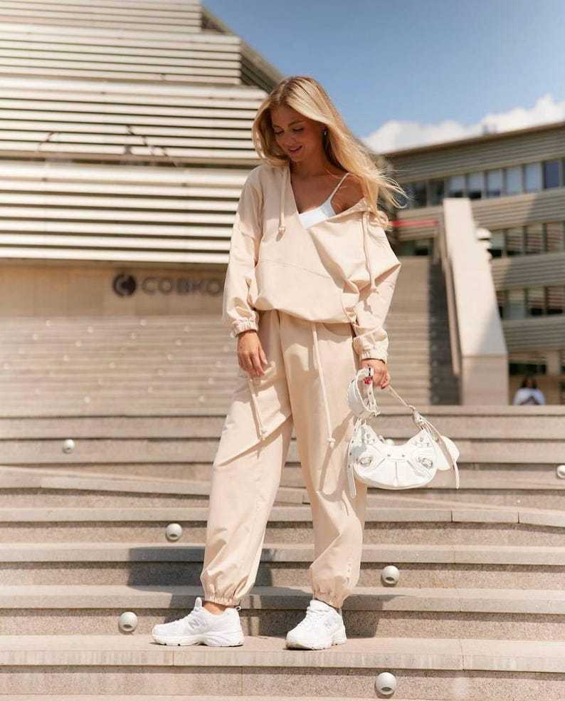 Kvinders casual jumpsuit med dyb V-hals og praktiske lommer