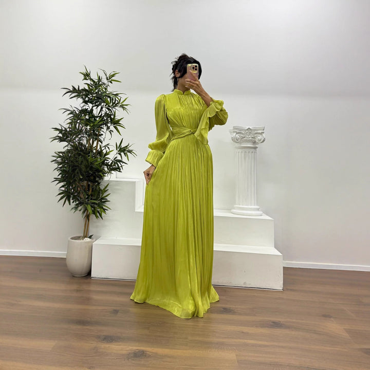 Kvinders maxikjole med en figurvenlig skæring og elegant samling