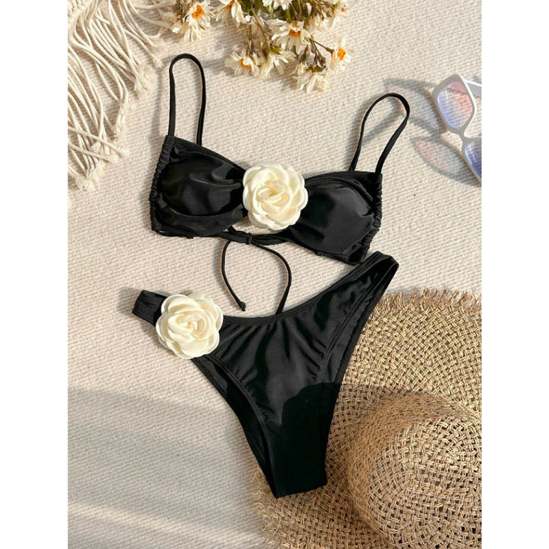 Dame Bikini-sæt med feminine flæsedetaljer og sarte blomsterapplikationer Skovae