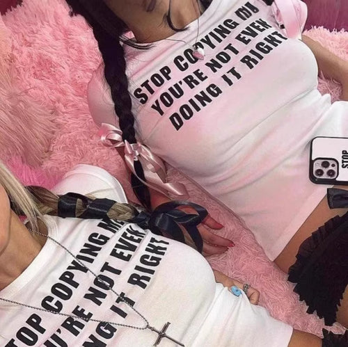 Dame Crop-T-shirt med motiverende tekst og figursyet snit Skovae
