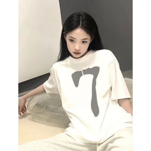 Dame Grafik T-shirt med kunstnerisk minimaldesign og afslappet pasform Stilla