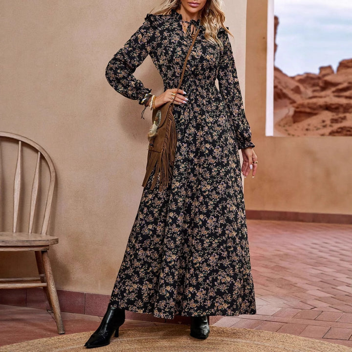 Dame maxikjole med elegant rynket krave og blomsteraccent Stilla