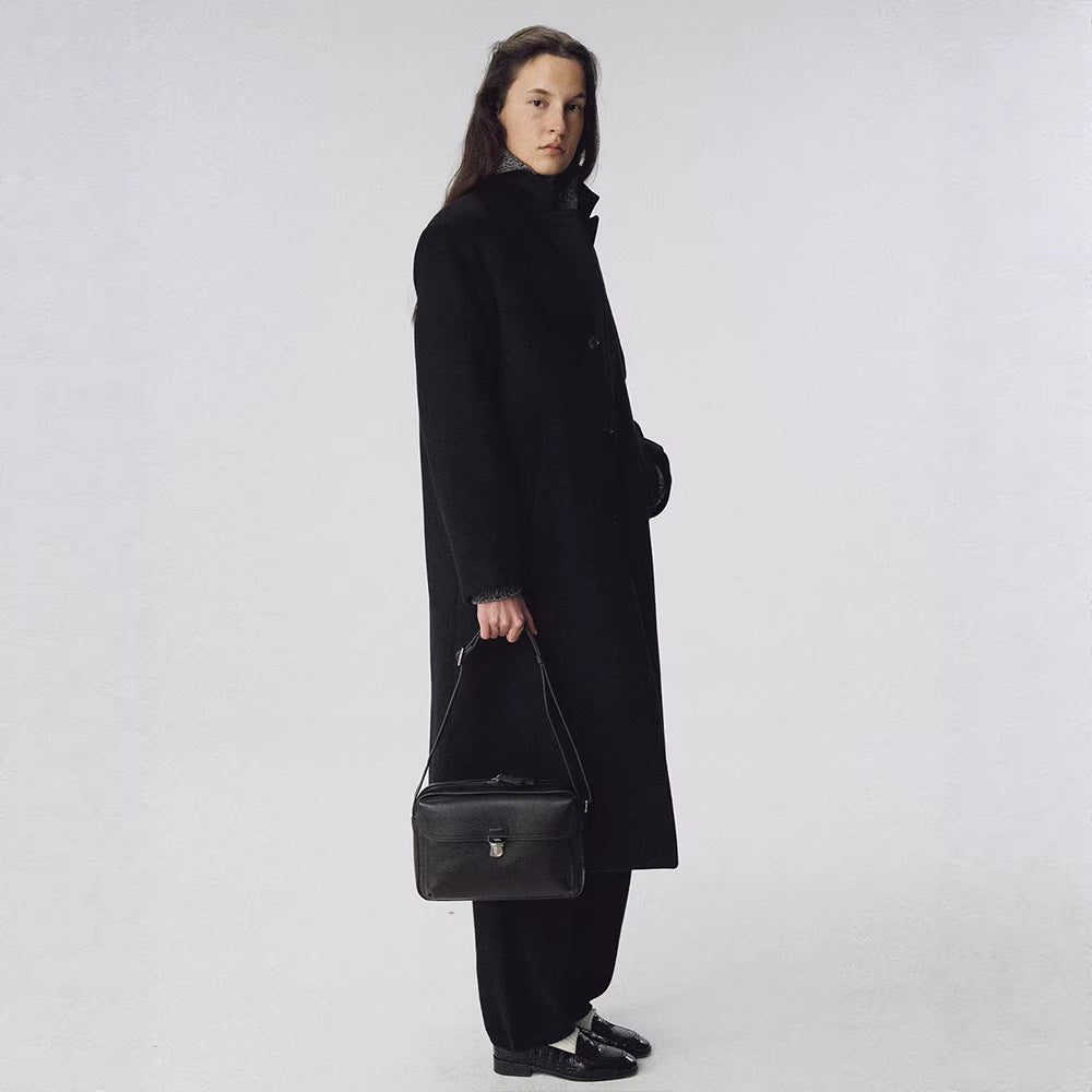 Kvindernes elegante lange frakke med stilfulde revers og påsyede lommer Stilla