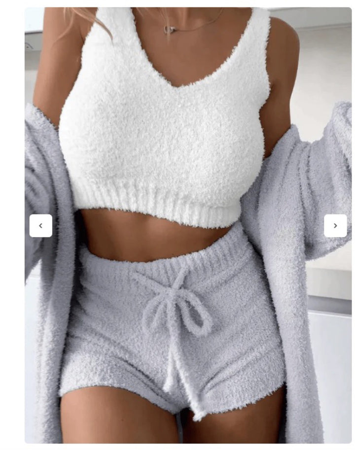Dame hyggeligt lounge-outfit med V-hals og shorts Stilla