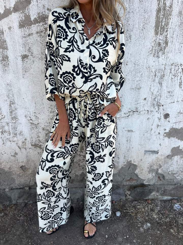 Dame To-deles modebevidst outfit med blomsterprint og løs pasform Stilla