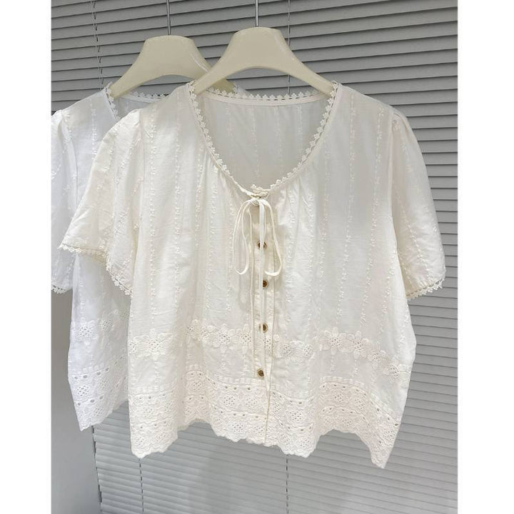 Dame broderet bluse med korte ærmer og binde-krave-detail Stilla
