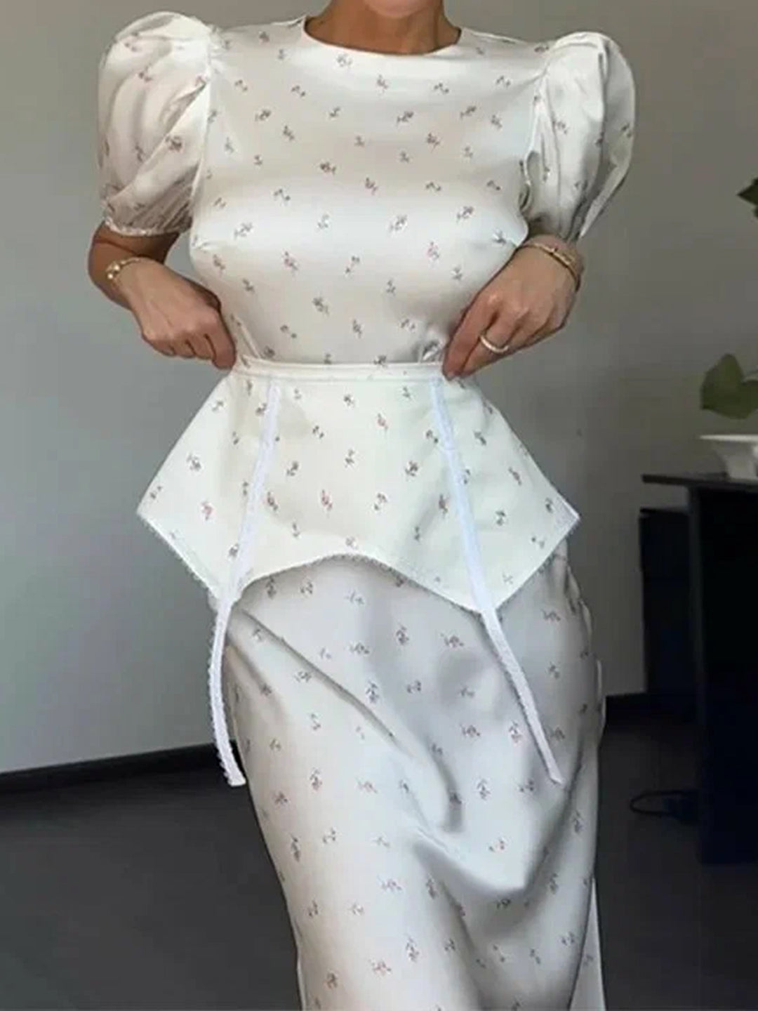 Dame elegant top med ballonærmer og legende detalje på taljen