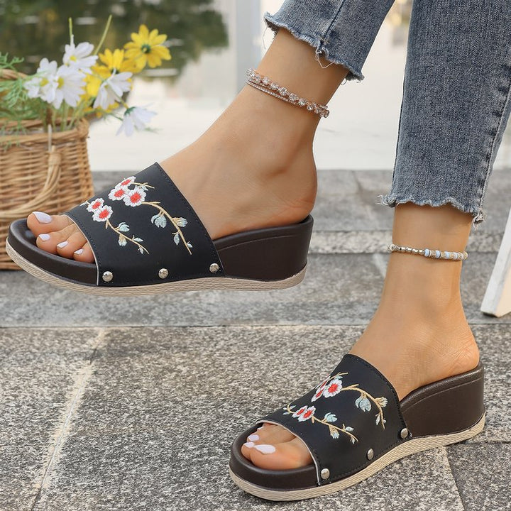 Dame wedge-pantoletten med floralt broderidesign og skridsikker sål Stilla