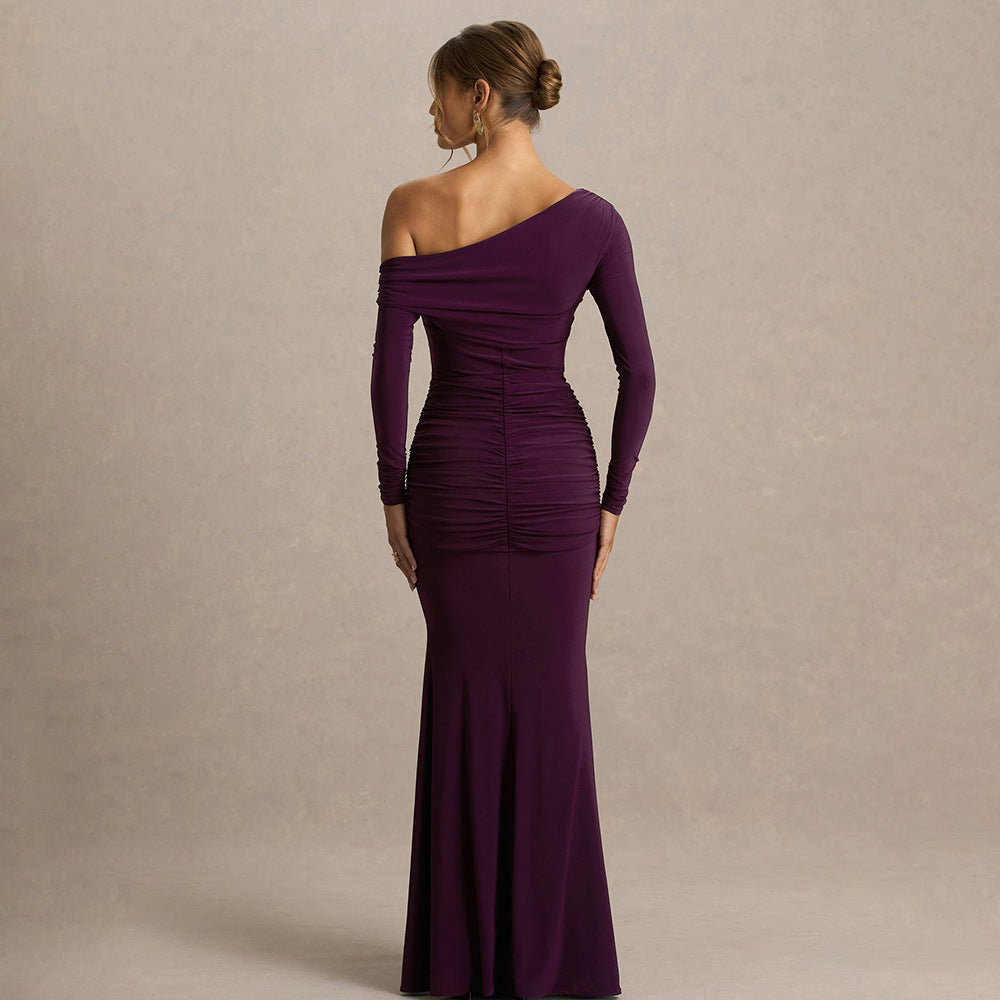 Dame figursyet maxikjole med asymmetrisk design og drapering Skovae