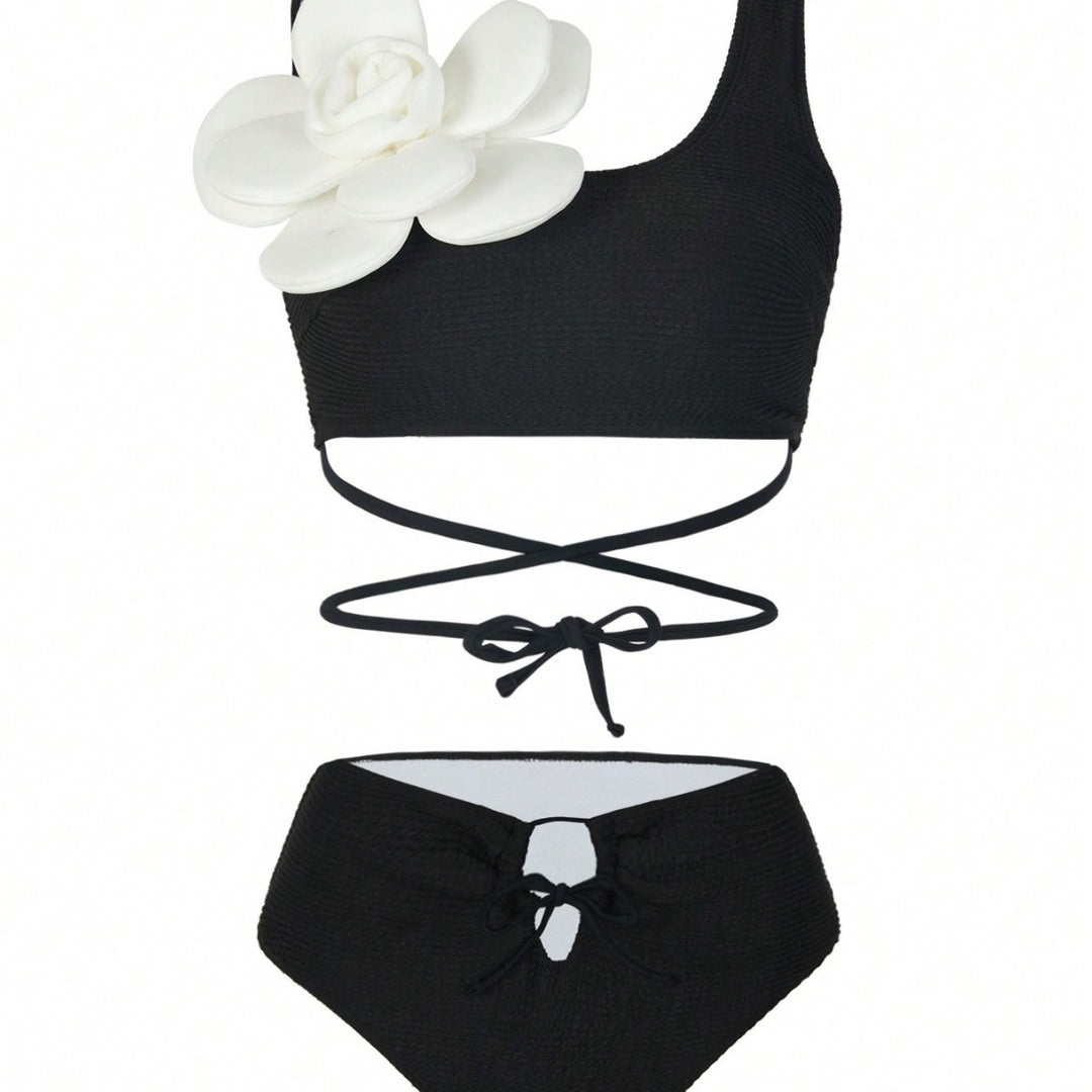 Dame bikini sæt med chic cover-up og trendy blomsterdetalje Stilla