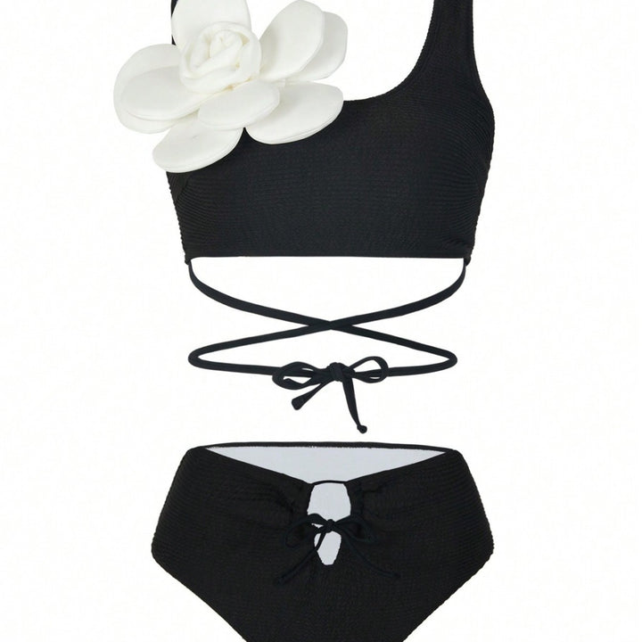 Dame bikini sæt med chic cover-up og trendy blomsterdetalje Stilla