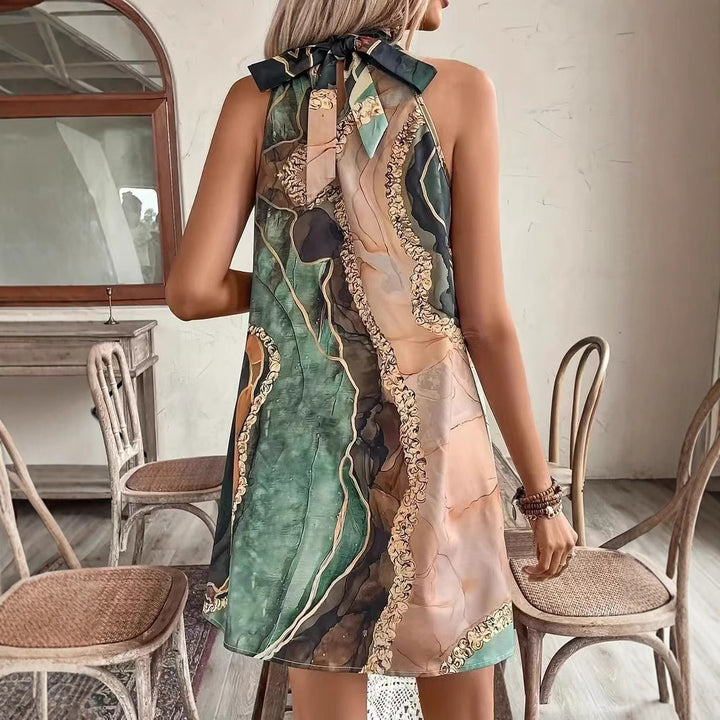 Dame halterkjole med elegant, flydende snit og kunstnerisk blomsterdesign Stilla