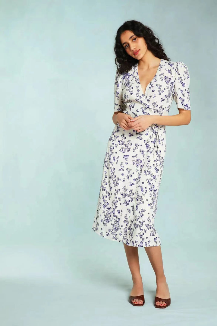 Dame wrap kjole med elegante puffærmer og frisk blomsterdesign Stilla