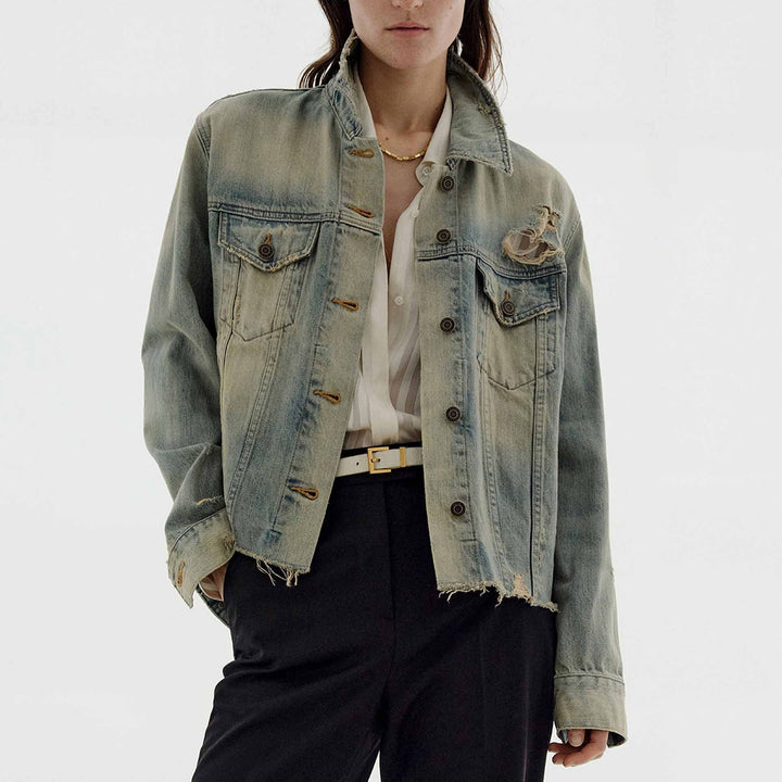 Dame mode denimjakke i vintage-stil med afslappet snit og frynset detaljer Skovae